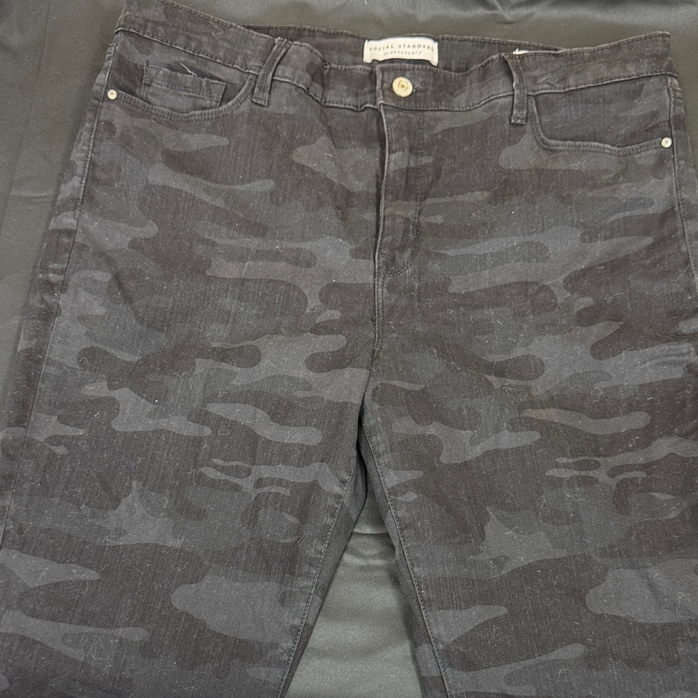 Social Standard by Sanctuary Black Camouflage Jeans size 16 ankle skinny jeans